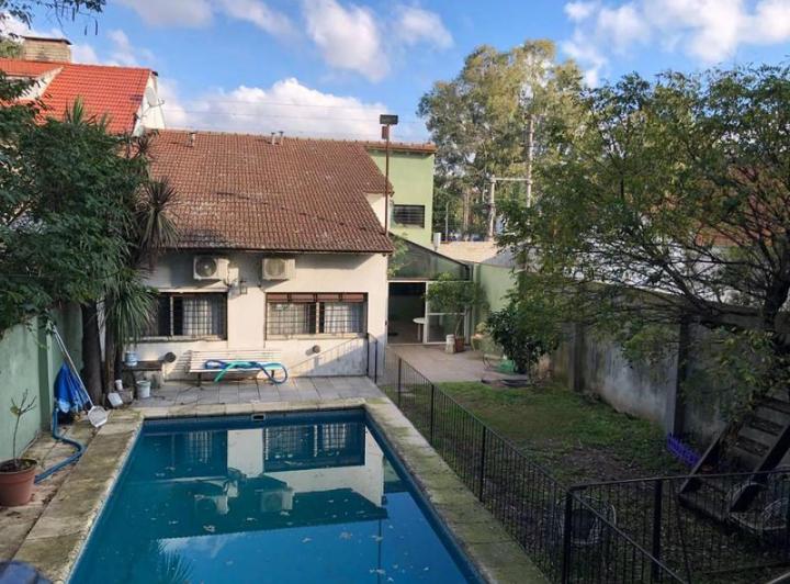 Casa · 220m² · 4 Ambientes · 2 Cocheras
