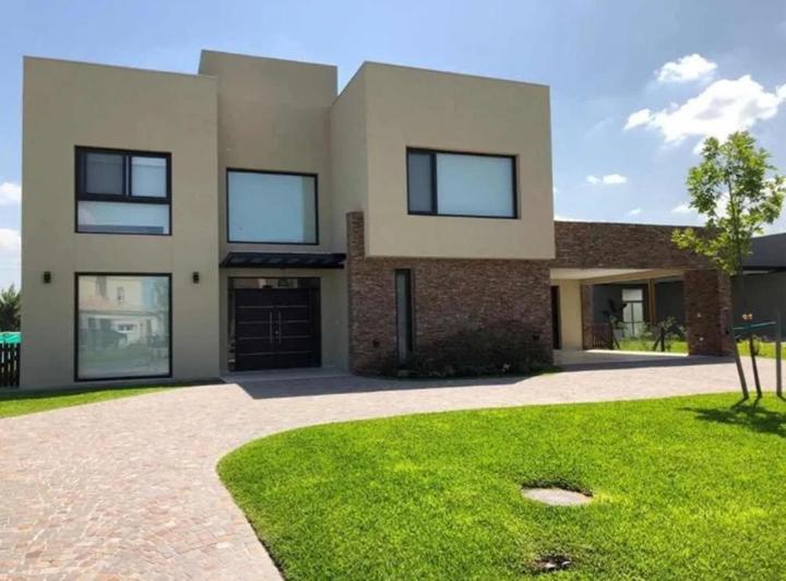 Casa · 350m² · 5 Ambientes · 2 Cocheras