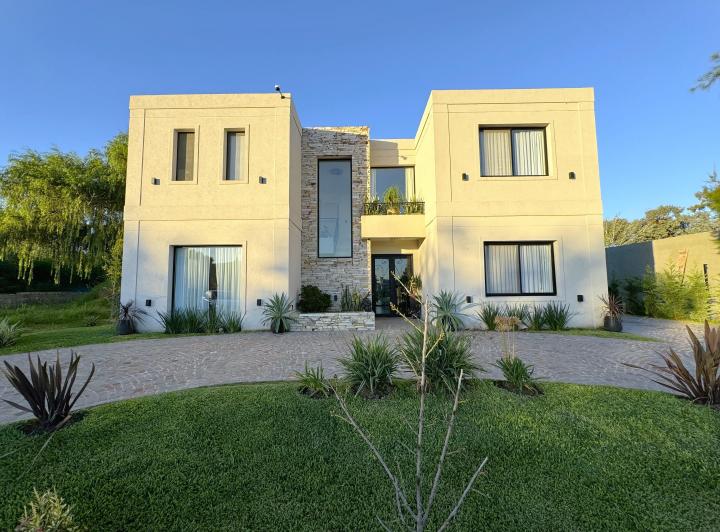 Casa · 300m² · 6 Ambientes · 2 Cocheras