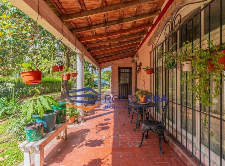 Casa · 350m² · 5 Ambientes · 2 Cocheras