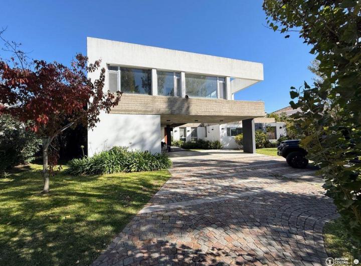 Casa · 350m² · 9 Ambientes · 2 Cocheras