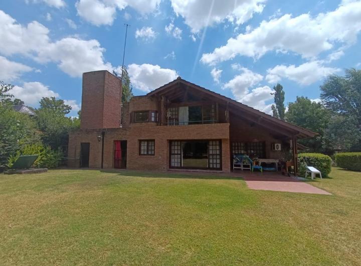 Casa · 320m² · 4 Dormitorios