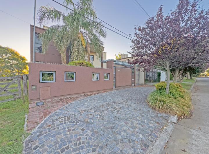 Casa · 210m² · 5 Ambientes · 2 Cocheras