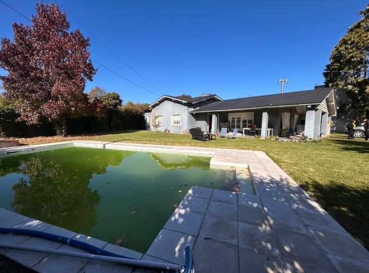 Casa · 200m² · 5 Ambientes · 2 Cocheras