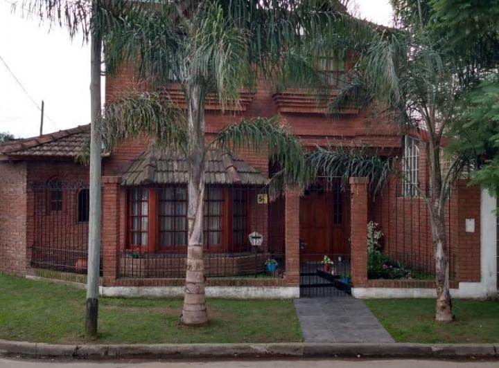Casa · 165m² · 4 Ambientes · 2 Cocheras