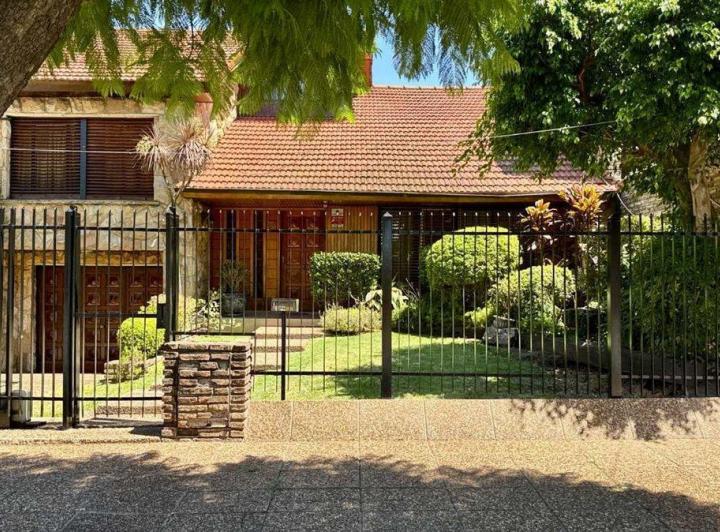 Casa · 250m² · 5 Ambientes · 2 Cocheras
