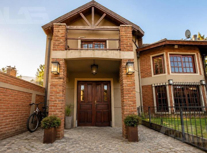 Casa · 452m² · 4 Ambientes · 3 Cocheras