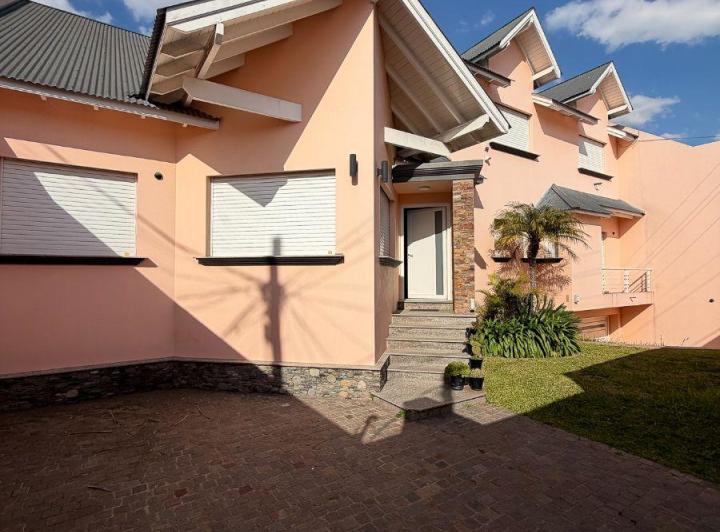 Casa · 10m² · 6 Ambientes · 6 Cocheras