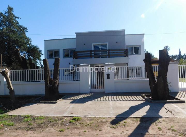 Casa · 900m² · 4 Ambientes · 3 Cocheras