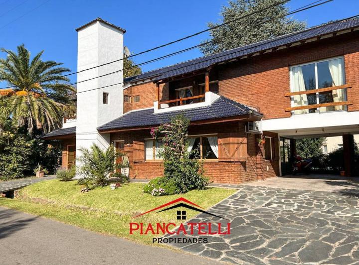 Casa · 200m² · 5 Ambientes · 4 Cocheras
