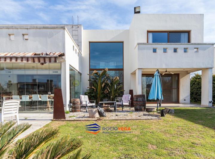 Casa · 353m² · 6 Ambientes · 4 Cocheras