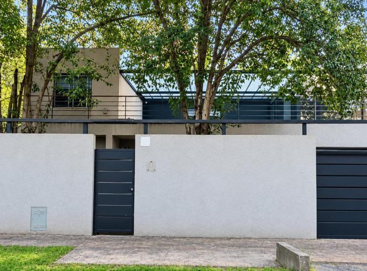 Casa · 300m² · 5 Ambientes · 4 Cocheras