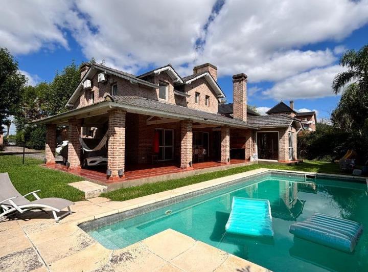 Casa · 270m² · 5 Ambientes · 7 Cocheras