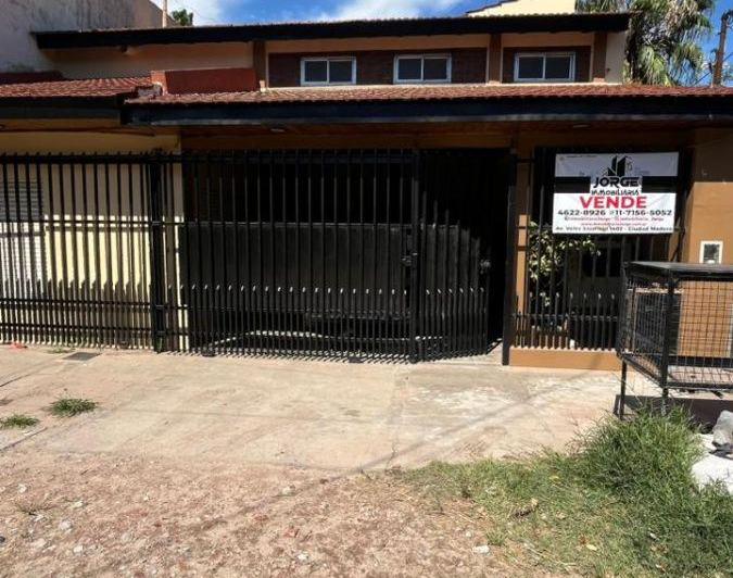 Casa · 230m² · 5 Ambientes · 2 Cocheras
