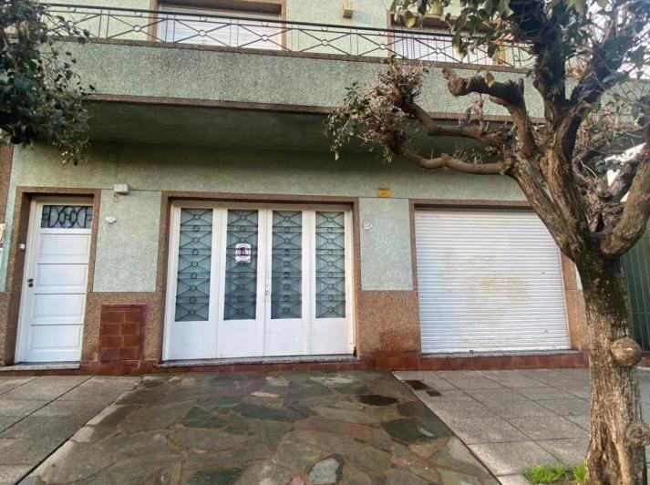 Casa · 1m² · 5 Ambientes · 2 Cocheras