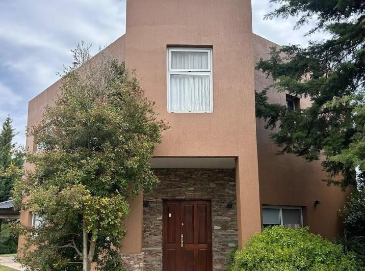 Casa · 240m² · 5 Ambientes · 4 Cocheras
