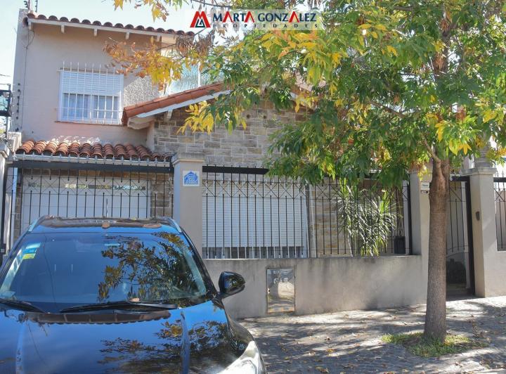 Casa · 220m² · 5 Ambientes · 1 Cochera