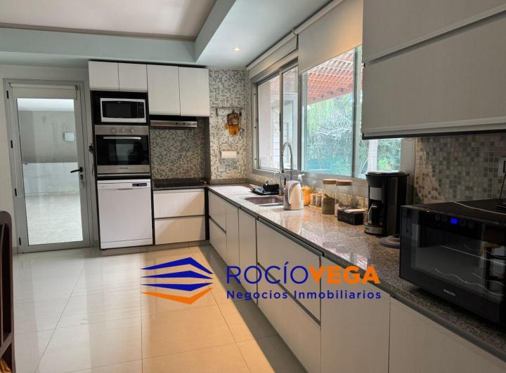 Casa · 250m² · 6 Ambientes · 4 Cocheras