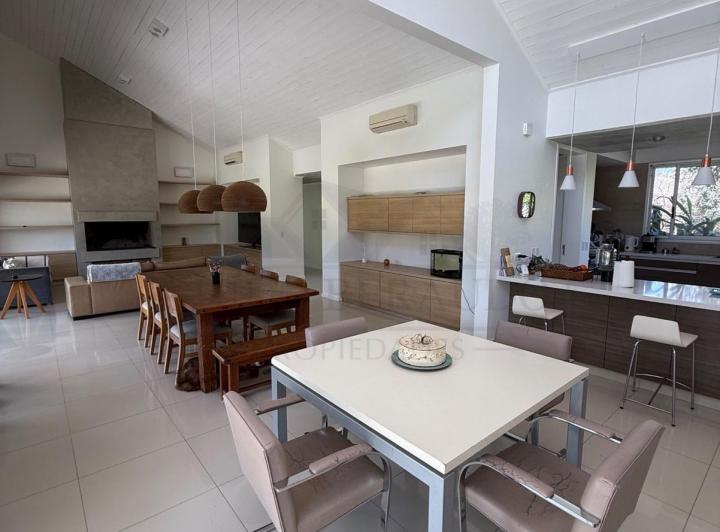 Casa · 355m² · 6 Ambientes · 2 Cocheras