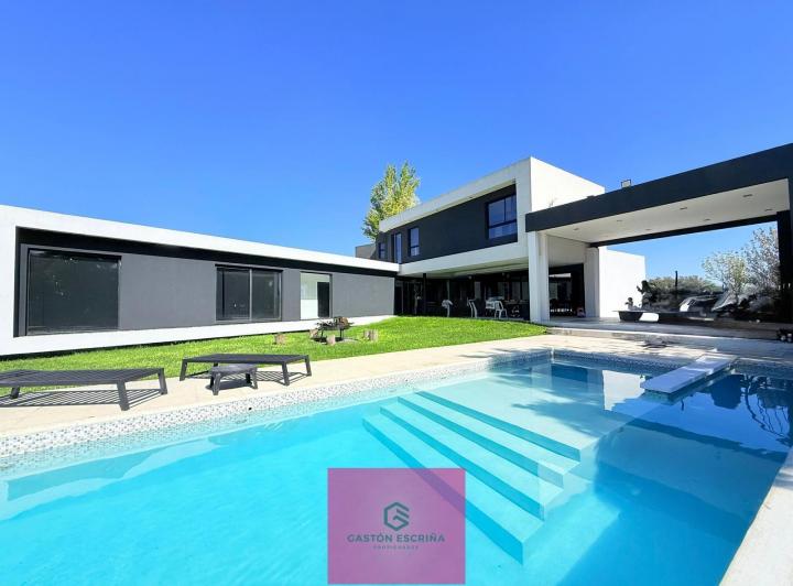 Casa · 340m² · 5 Ambientes · 10 Cocheras