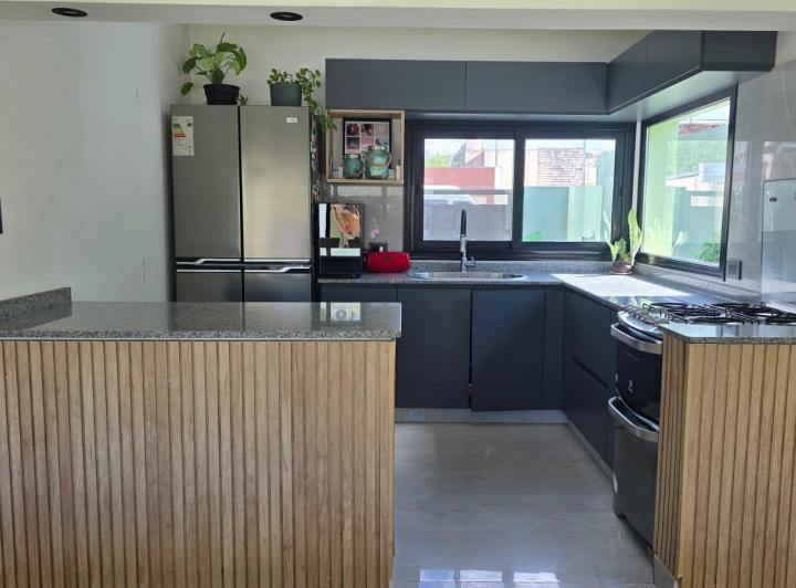 Casa · 300m² · 5 Ambientes · 2 Cocheras