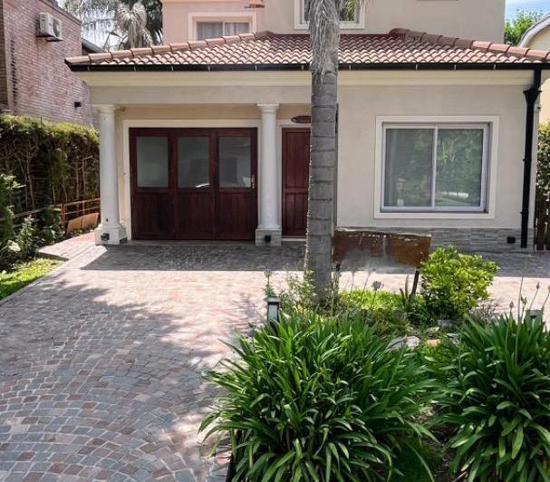 Casa · 150m² · 4 Ambientes · 3 Cocheras