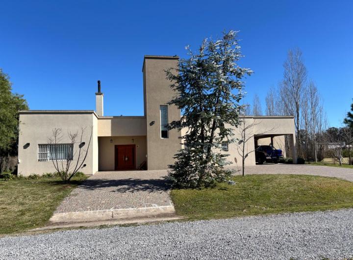Casa · 200m² · 4 Ambientes · 5 Cocheras