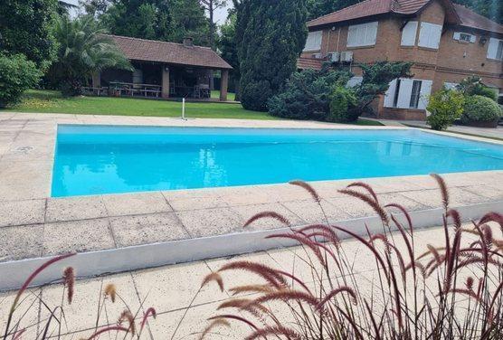 Casa · 200m² · 6 Ambientes · 4 Cocheras