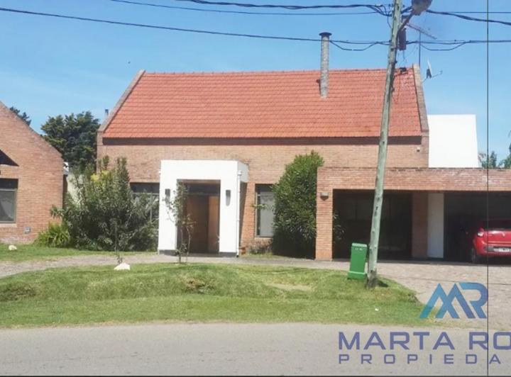 Casa · 300m² · 4 Ambientes · 2 Cocheras