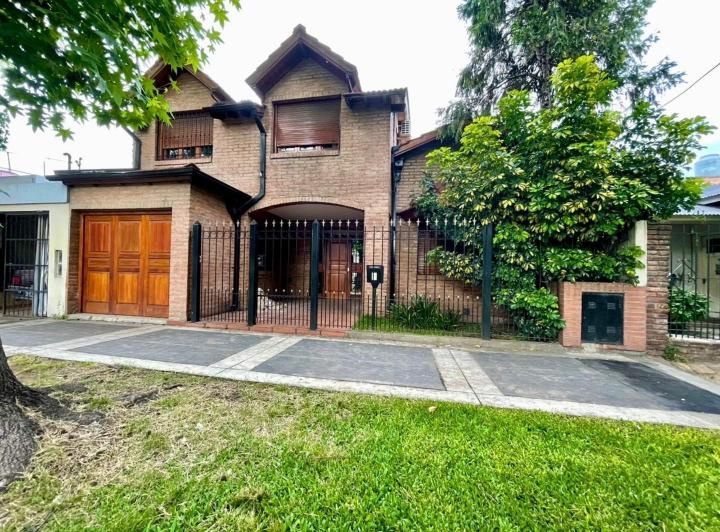 Casa · 180m² · 5 Ambientes · 2 Cocheras
