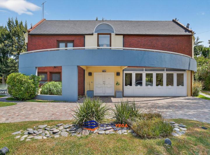 Casa · 338m² · 7 Ambientes · 7 Cocheras