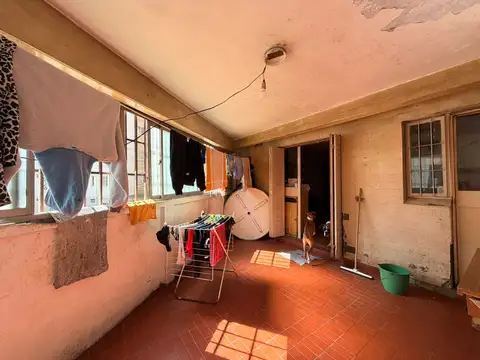 Cinco ambientes en venta escalera 22b dos baños