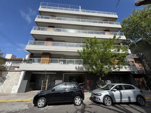 Departamento de 1 ambiente divisible en excelente estado. balcon corrido.  muy poca antigüedad