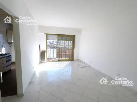 Monoambiente amplio al frente con balcon