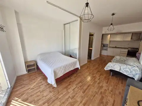 Monoambiente muy luminoso con balcón y amenities (apto profesional)