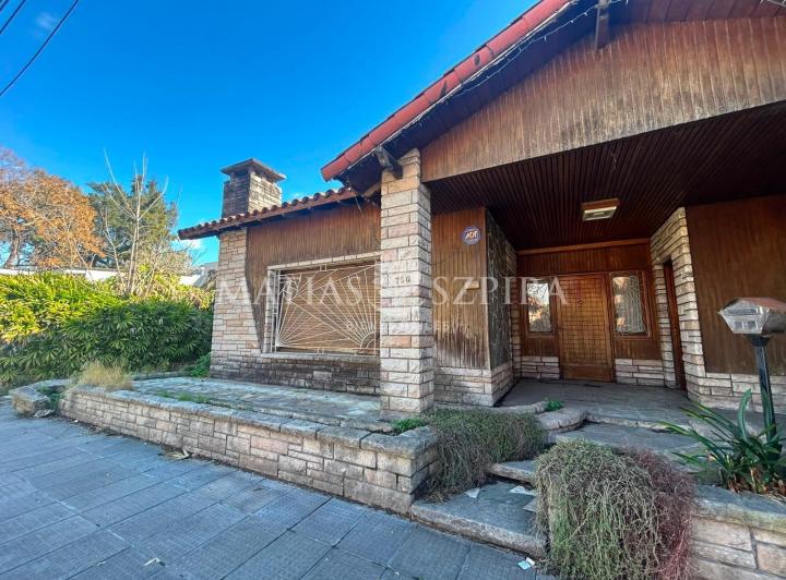 Casa · 140m² · 6 Ambientes · 2 Cocheras