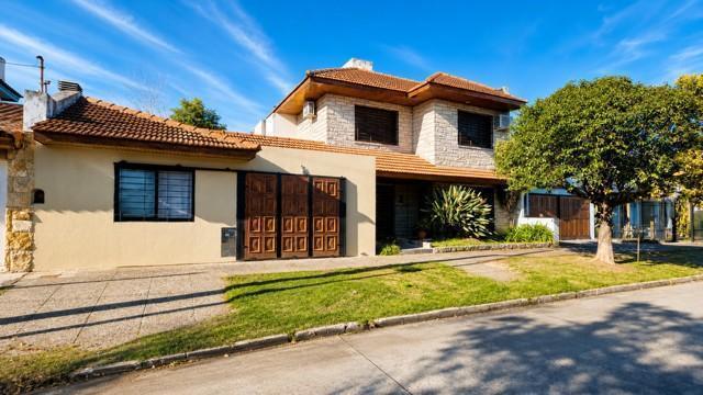 Casa · 200m² · 7 Ambientes · 2 Cocheras