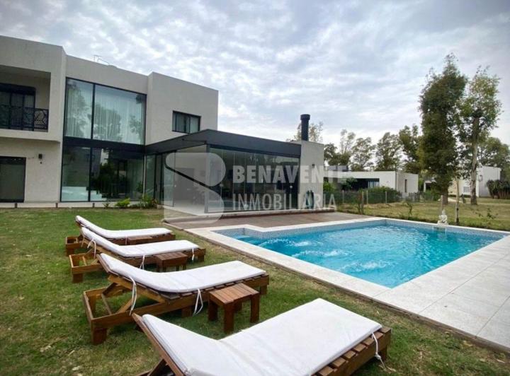 Casa · 285m² · 8 Ambientes · 1 Cochera