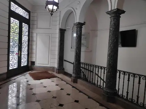 Edificio historico sobre la av. diagonal norte