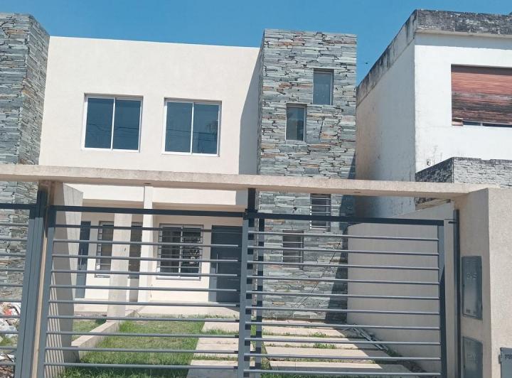 Casa · 100m² · 4 Ambientes · 2 Cocheras