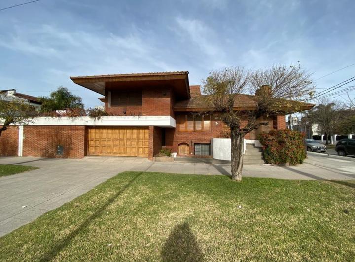 Casa · 320m² · 6 Ambientes · 3 Cocheras