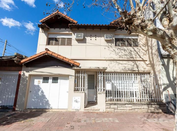 Casa · 240m² · 5 Ambientes