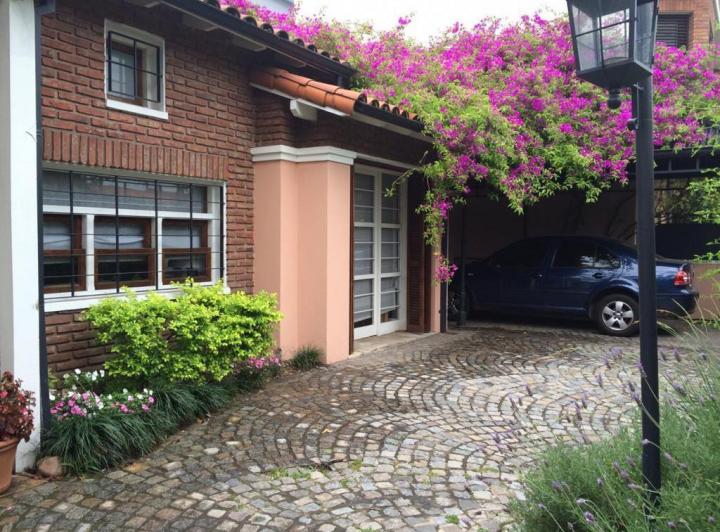 Casa · 200m² · 5 Ambientes · 2 Cocheras