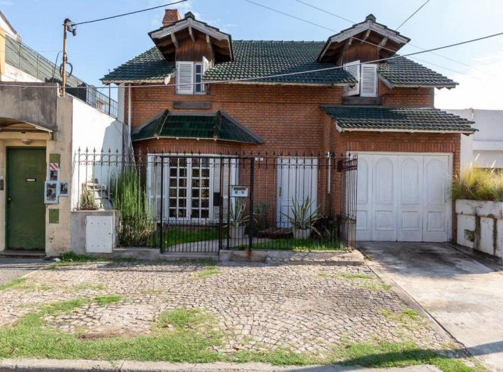 Casa · 240m² · 4 Ambientes · 1 Cochera