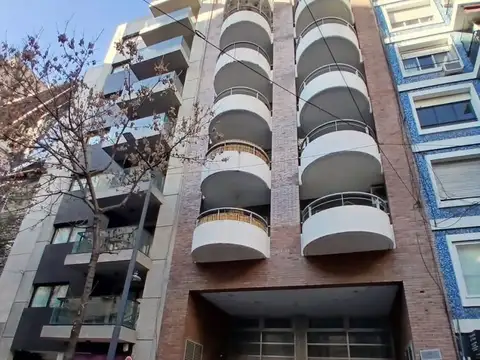 Recoleta: alquiler monoambiente al frente con balcón