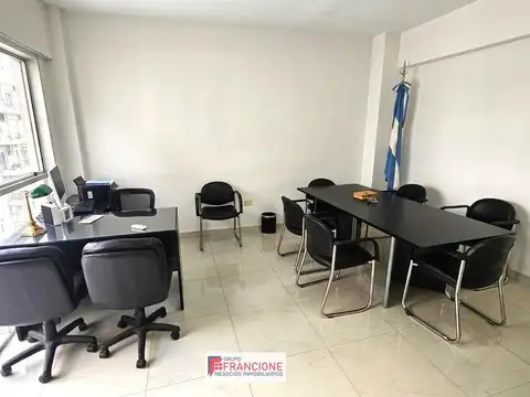 Hermosa oficina a la venta y 2 cocheras, microcentro.