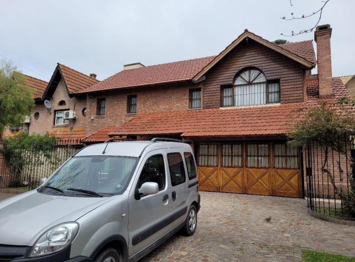 Casa · 260m² · 6 Ambientes · 1 Cochera