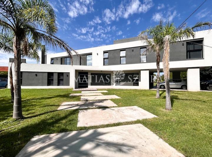 Casa · 350m² · 5 Ambientes · 4 Cocheras