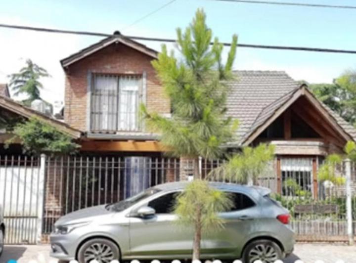 Casa · 250m² · 4 Ambientes · 2 Cocheras