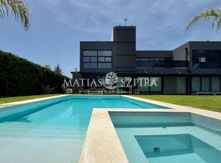 Casa · 270m² · 6 Ambientes · 1 Cochera